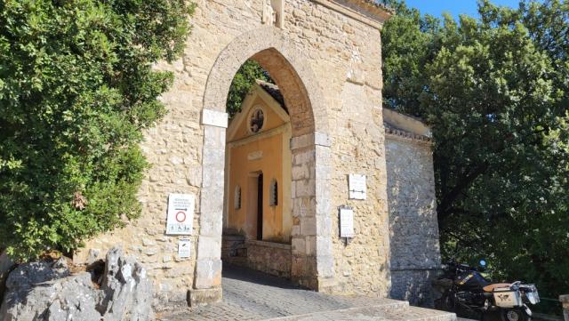wir durchschreiten diesen Torbogen, und was danach folgt, ist ein Höhepunkt auf dem Cammino di San Benedetto