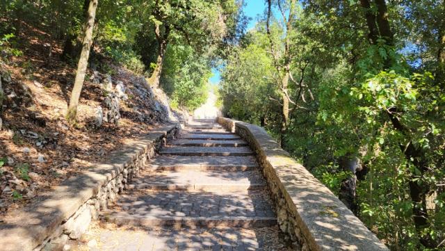 wir laufen über die Steintreppen hinauf zum Monastero e Sacro Speco (Heilige Felsspalte) San Benedetto,...