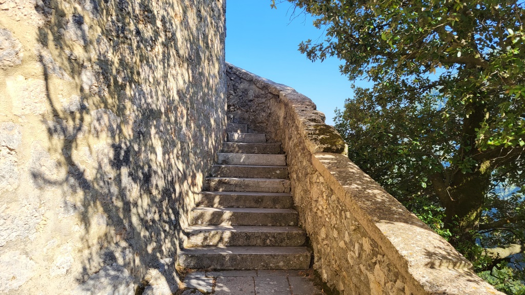 ...eines der ältesten Kloster Italiens. Um das Jahr 500 beschloss der junge Benedikt, als Einsiedler...