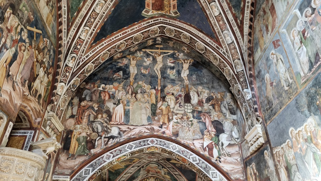 die Fresken in der Oberkirche stammen im hinteren Teil aus dem 14. Jh...