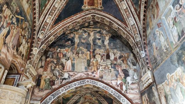 die Fresken in der Oberkirche stammen im hinteren Teil aus dem 14. Jh...