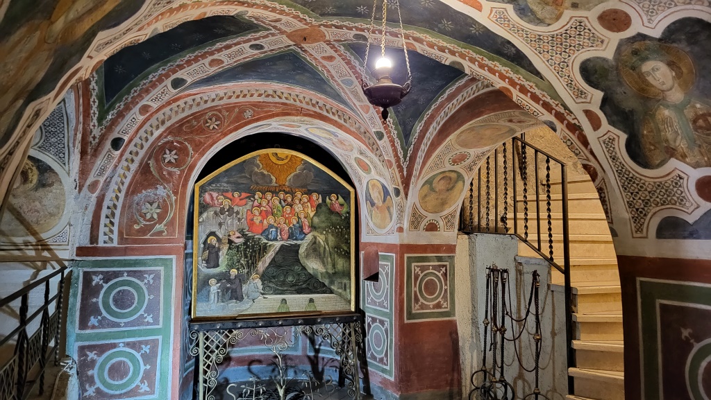 die Fresken der Unterkirche (wieder Szenen aus dem Leben Benedikts) sind aus dem 13. Jh.