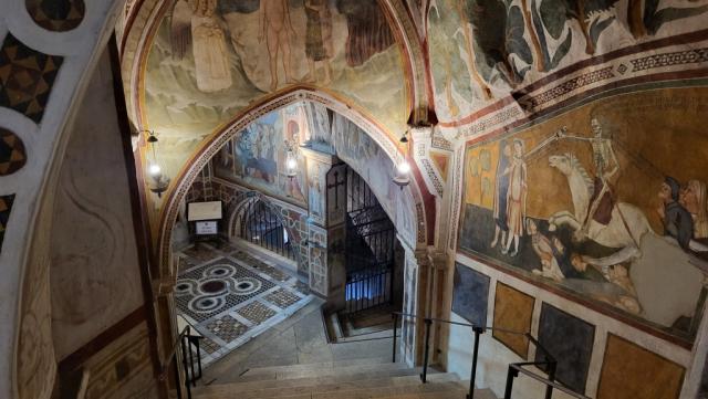 wir steigen in die Unterkirche hinunter