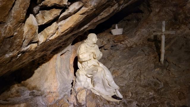 wir befinden uns nun in der Höhle wo der heilige Benedikt drei Jahre gelebt hat