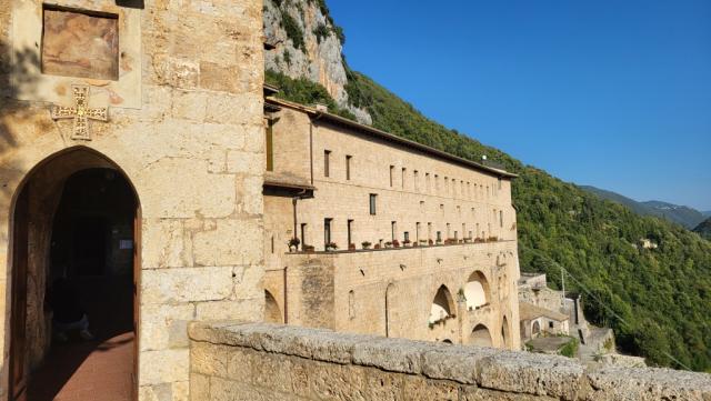 ...der Heiligen Scholastika. Das Klostergebäude von San Benedetto wurde ab dem 12. Jhr. errichtet und...