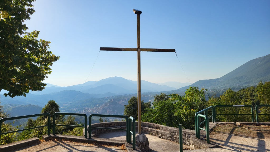 auf dem Platz vor dem Kloster schauen wir hinunter nach Subiaco...