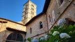 der romanische Triumphglockenturm aus dem 11. Jhr.