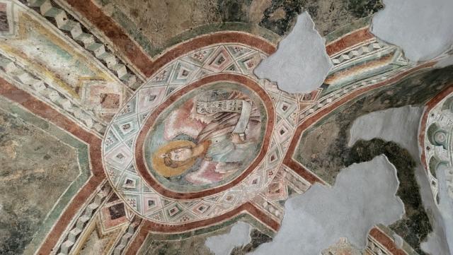 ...das Kloster und die Kirche, in verschiedenen Stilen gestaltet...