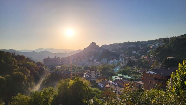die Sonne geht hinter der Rocca dei Borgia unter, Zeit für das Abendessen