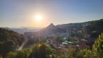 die Sonne geht hinter der Rocca dei Borgia unter, Zeit für das Abendessen