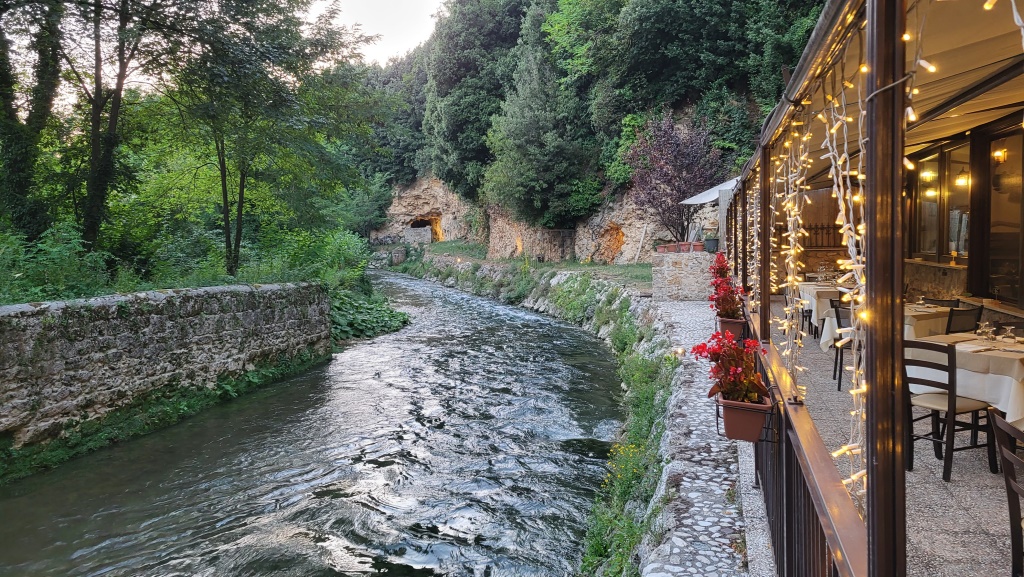 das Ristorante liegt direkt neben dem Fluss Aniene das uns in den nächsten Tagen begleiten wird