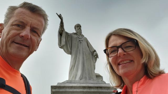 beim Denkmal von San Benedetto 480 - 21. März 547. Die Statue der hl. Scholastika (die Schwester) fehlt noch