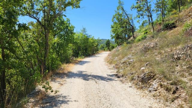 über eine Schotterstrasse-Strada Bianca geht es allmählich aufwärts