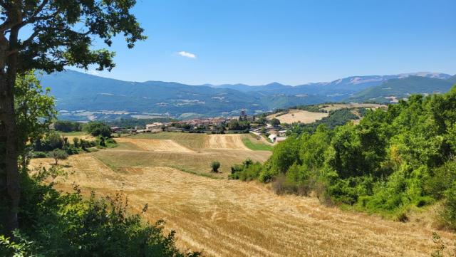 vor uns taucht das kleine Dorf Fogliano auf