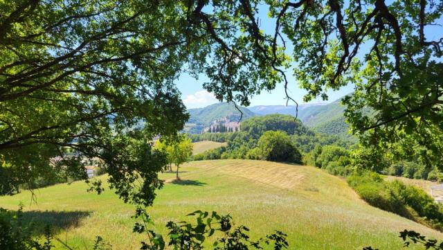vor uns taucht das auf einem Hügel gelegene Cascia auf