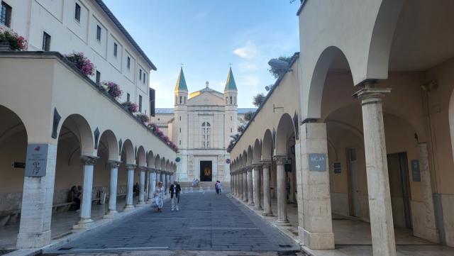 wir laufen weiter durch die Altstadt von Cascia und erreichen die Wallfahrtskirche der hl. Rita