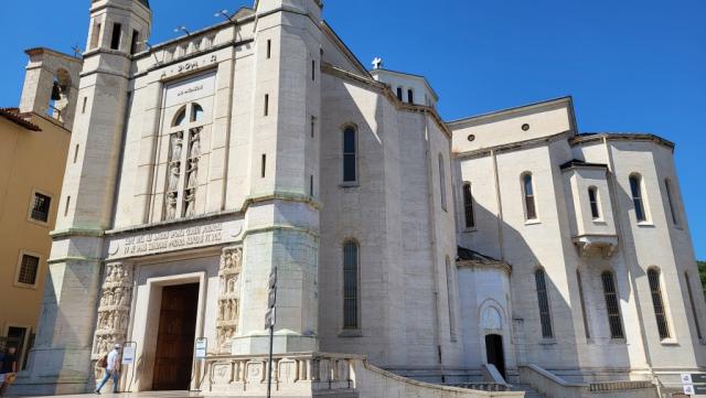 die der heiligen Rita geweihte Basilika ist im 20.Jhr. in einer Zeitspanne von neun Jahren erbaut worden