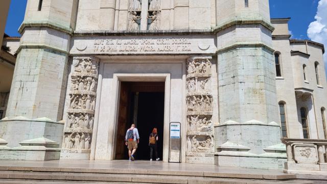 wir treten in die Basilika hinein