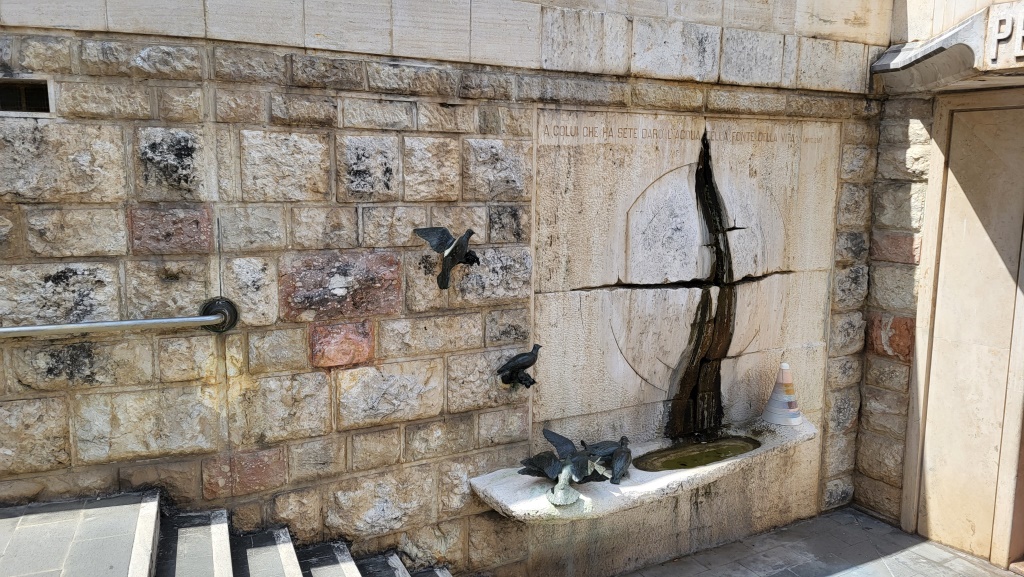 über einen Seiteneingang verlassen wir die Basilika...