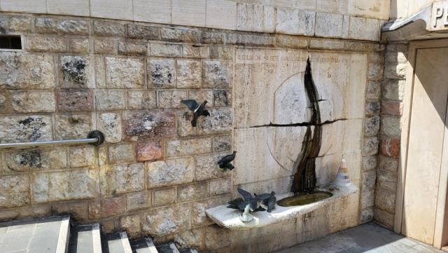 über einen Seiteneingang verlassen wir die Basilika...