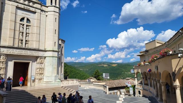 wir verlassen die Basilika und laufen zum direkt daneben liegenden...