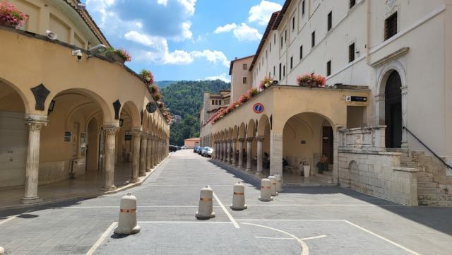wir verlassen das Kloster und laufen wieder in das Dorfzentrum