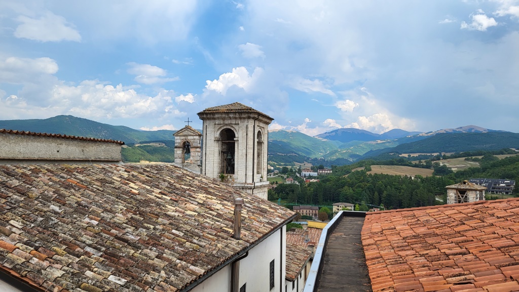 über den Dächer von Cascia erkennen wir von wo wir heute in Cascia hineingelaufen sind