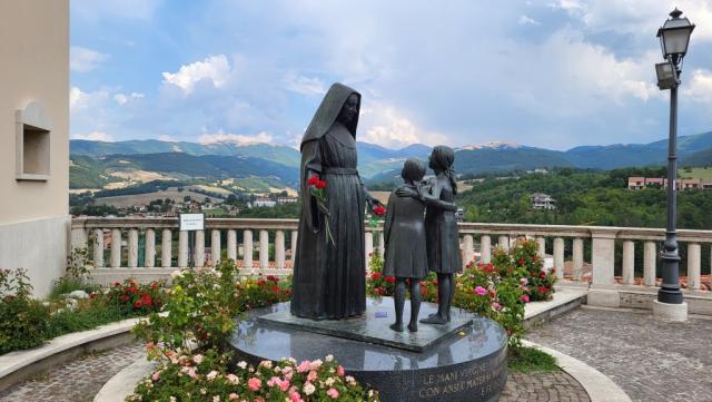 die Statue von Rita mit Rose