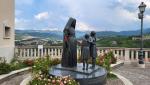 die Statue von Rita mit Rose