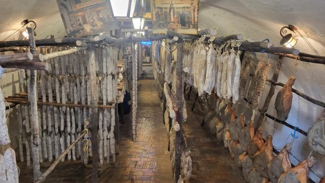 ...mit eigener Salamiproduktion...