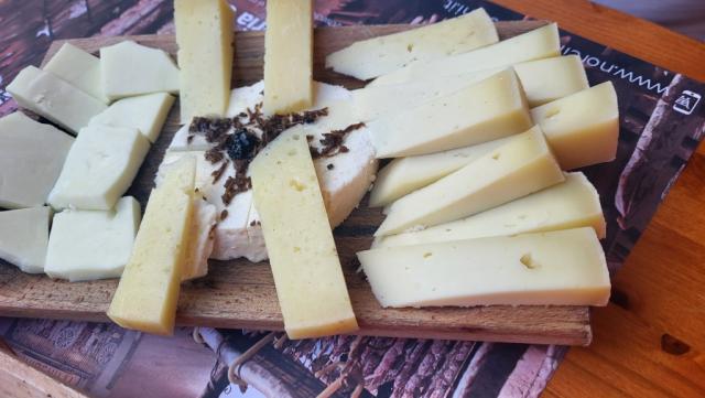 ...geniessen wir das sehr gute Nachtessen. Käse,...