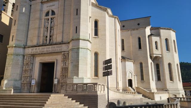 der Weg führt uns rechts an der Basilika vorbei...