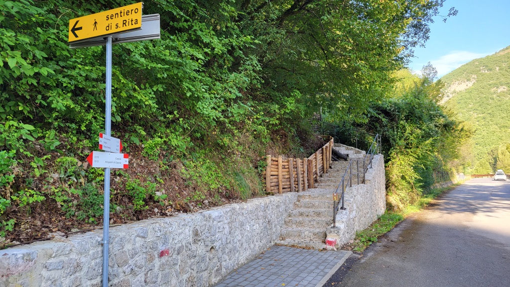 der Sentiero di Santa Rita biegt kurz nach der Basilika von der Strasse links weg