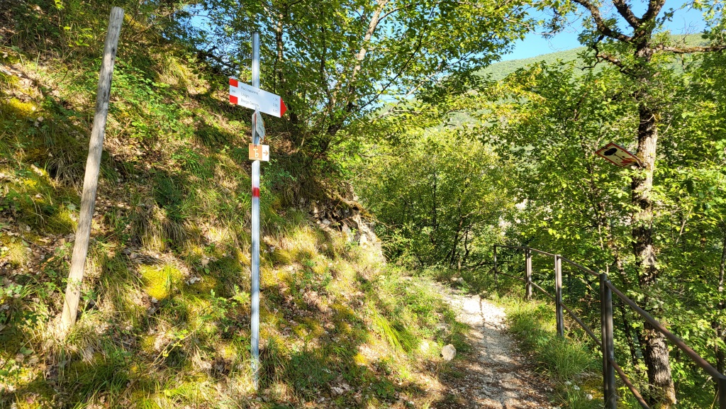 den Hinweisschildern folgend, nehmen wir einen kleinen Pfad unter die Füsse