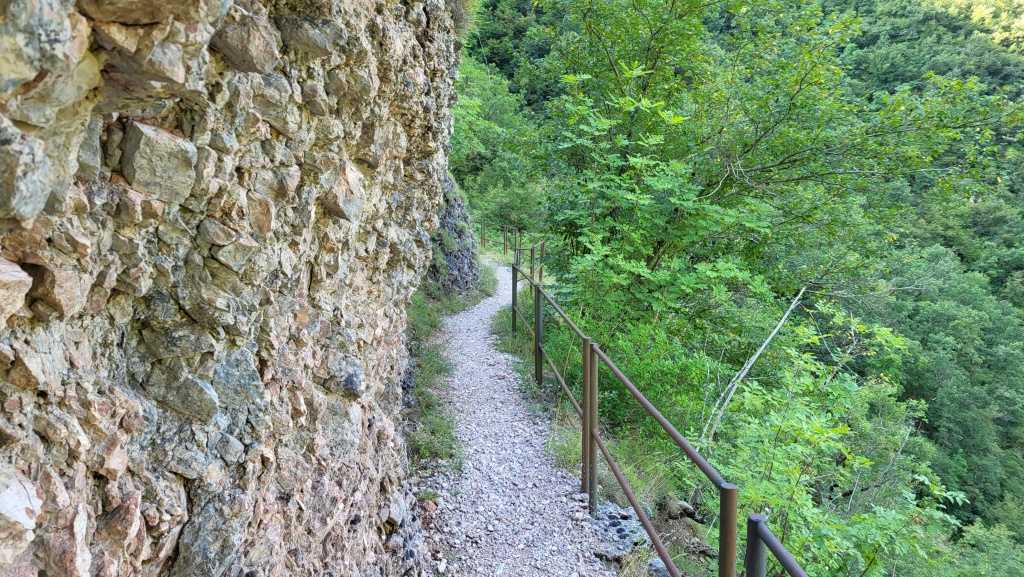 ...teils in den Fels gehauenen Weg