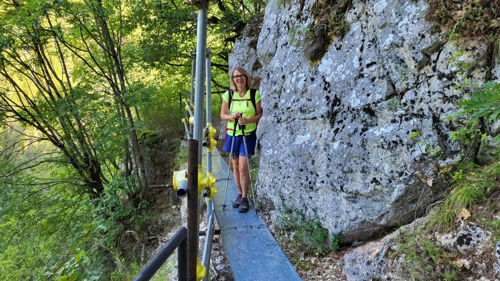 aufwendig restauriert führt uns der Wanderweg, sicher taleinwärts Richtung Roccaporena