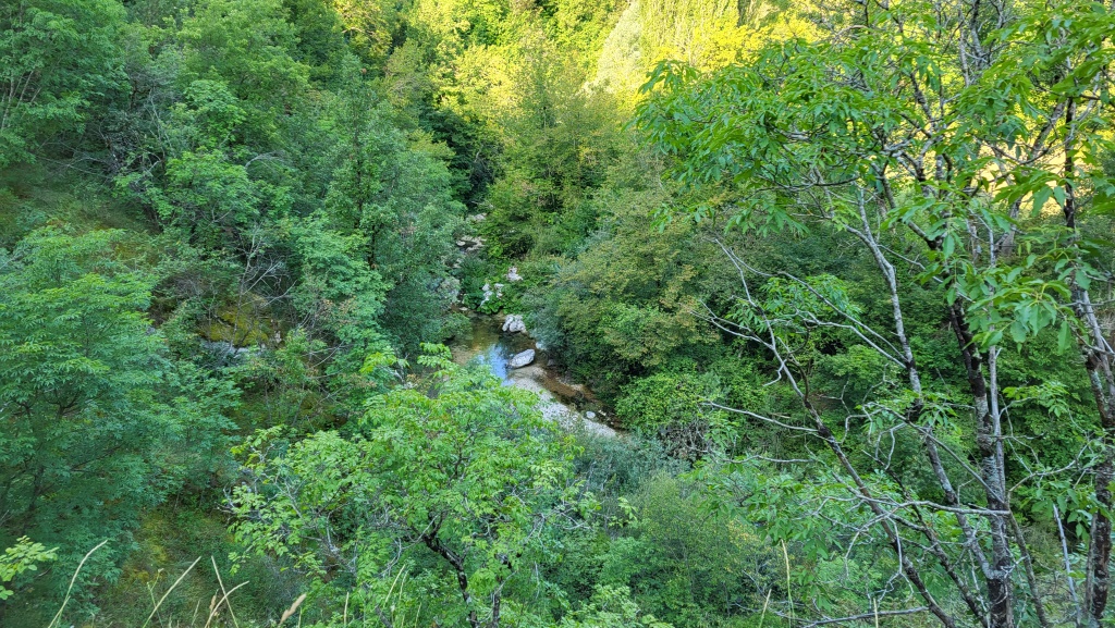 tief unter uns der kleine Fluss Corno