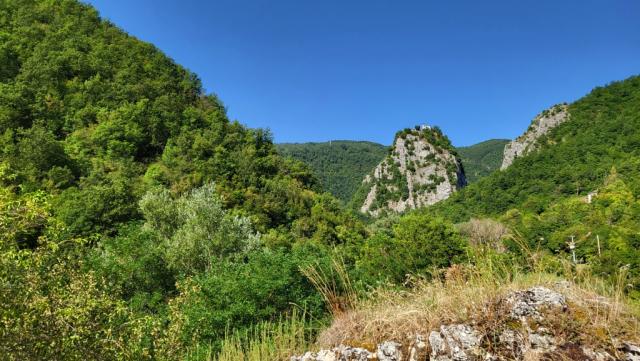 schon von weitem ist der 827 meter hohe scoglio della preghiera zu sehen