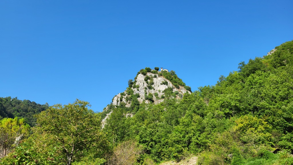 auf dem markantem Gebetsfelsen, ist die 1919 erbaute Kapelle, gut ersichtlich