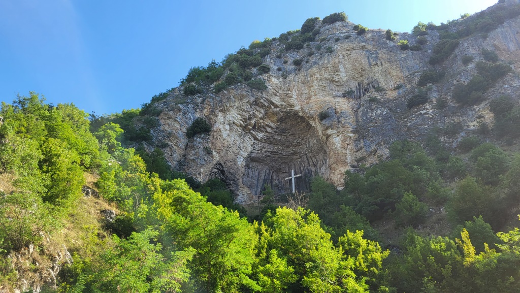 rechts von uns die Grotta D'Oro mit dem grossen Kreuz. Sie war oft Ort des Gebets der hl. Rita