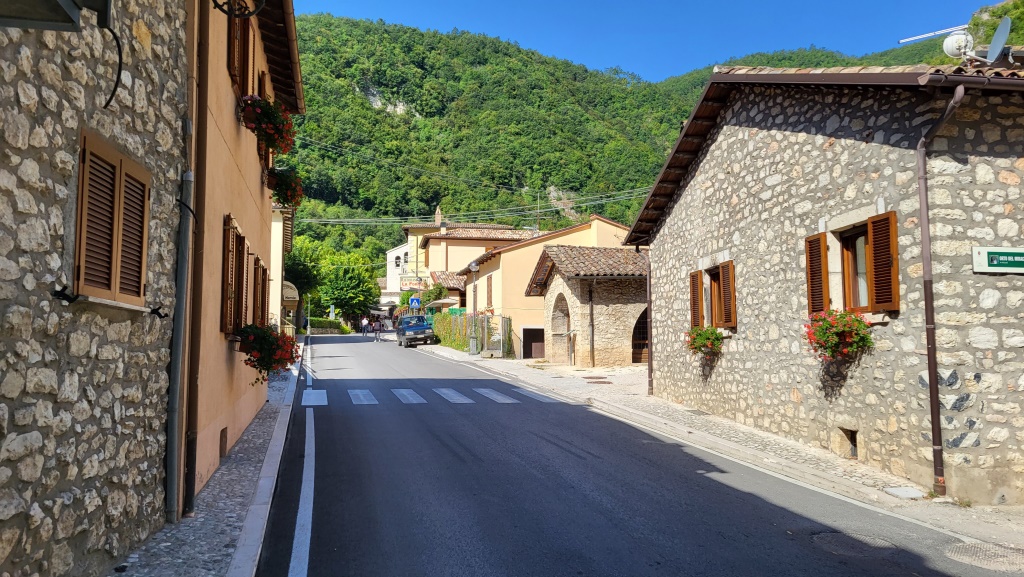wir erreichen am Talende Roccaporena. Rechts von uns das Wohnhaus der hl. Rita