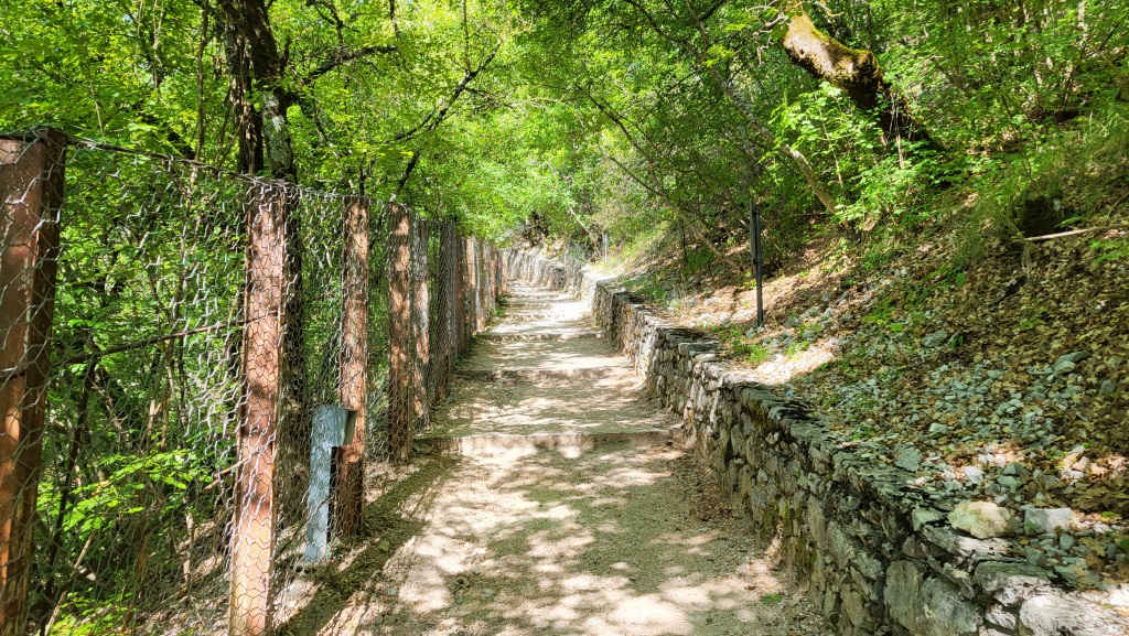 vom Ortszentrum führt ein Kreuzweg hinauf zum Wundergarten. In diesem Garten fand das Wunder der Rosen statt