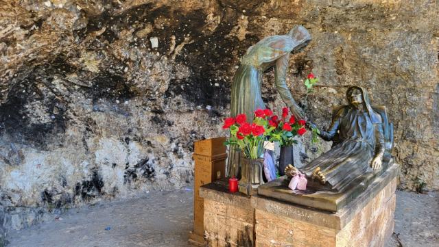 die Bronzestatue der hl. Rita die sich eine Rose wünscht