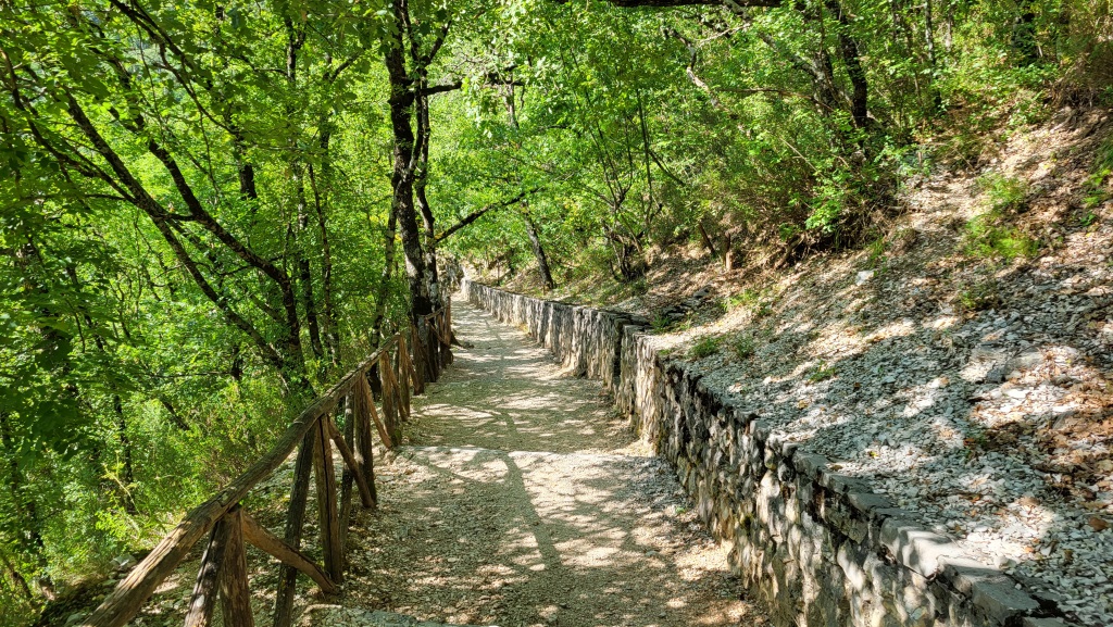 wir verlassen den Wundergarten und laufen hinunter zum Geburtshaus der hl. Rita