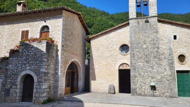 direkt daneben liegt die Kirche des hl. Montanus 12.Jhr.