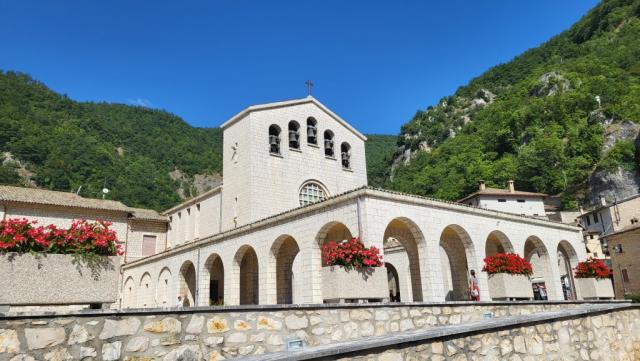 direkt neben der Wallfahrtskirche...