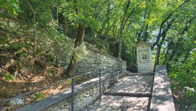 ...beginnt der steile Aufstieg zum Scoglio della Preghiera