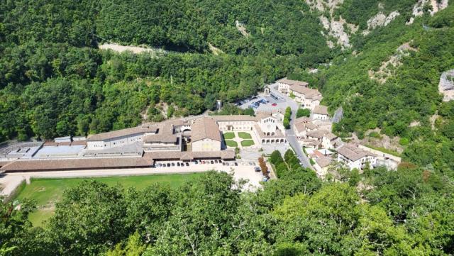 Tiefblick nach Roccaporena das fast wie im 14. Jhr. unverändert geblieben ist, völlig isoliert vom Rest der Welt