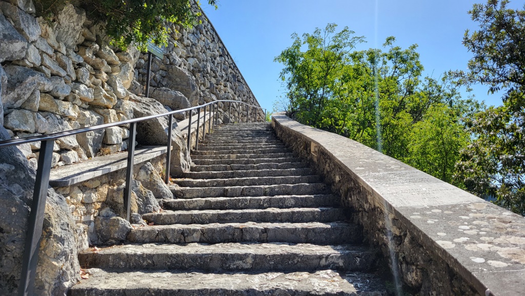 unzählige Treppen führen zum Gebetsfelsen hinauf
