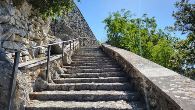 unzählige Treppen führen zum Gebetsfelsen hinauf